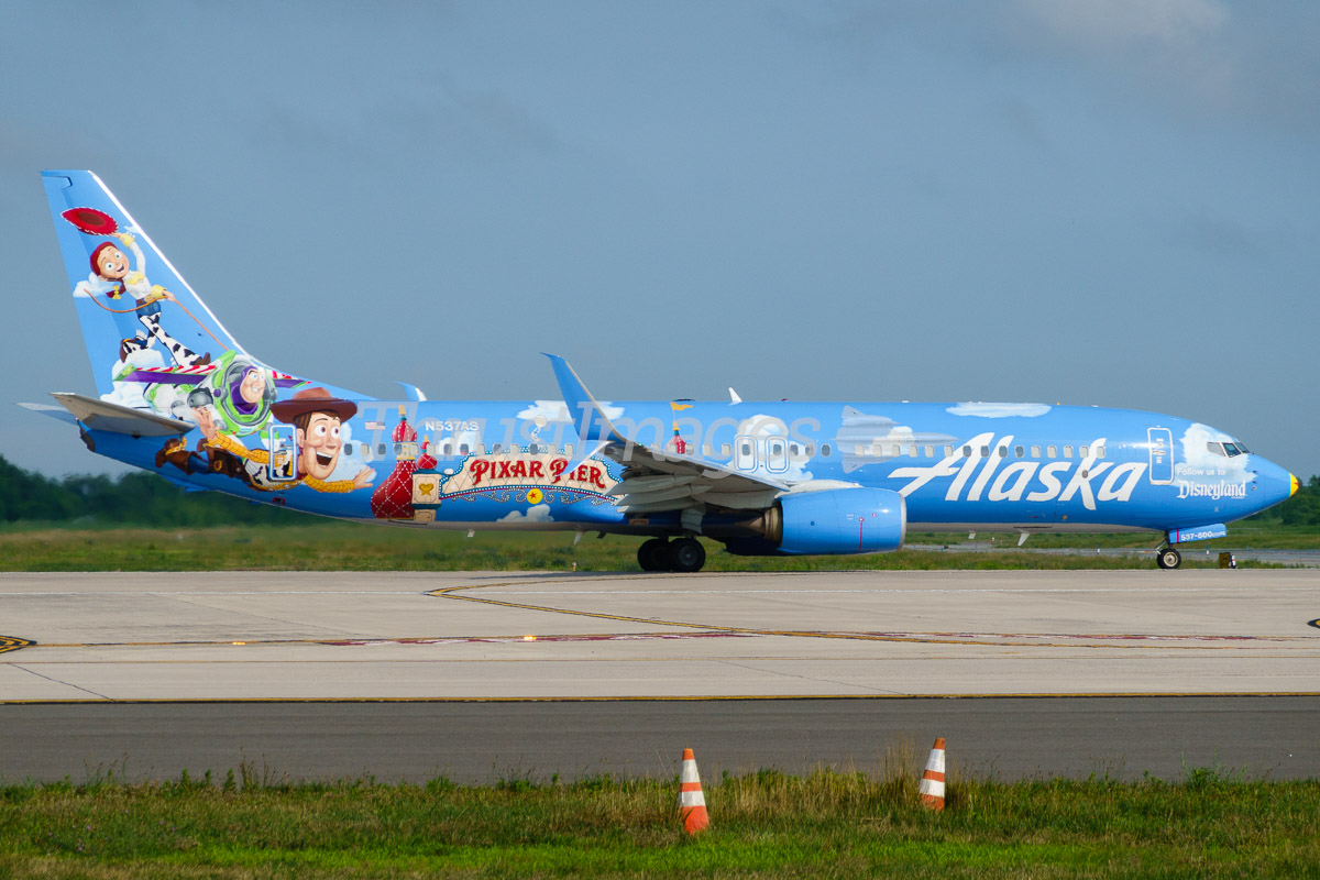 Alaska Airlines "Pixar Pier" Boeing 737